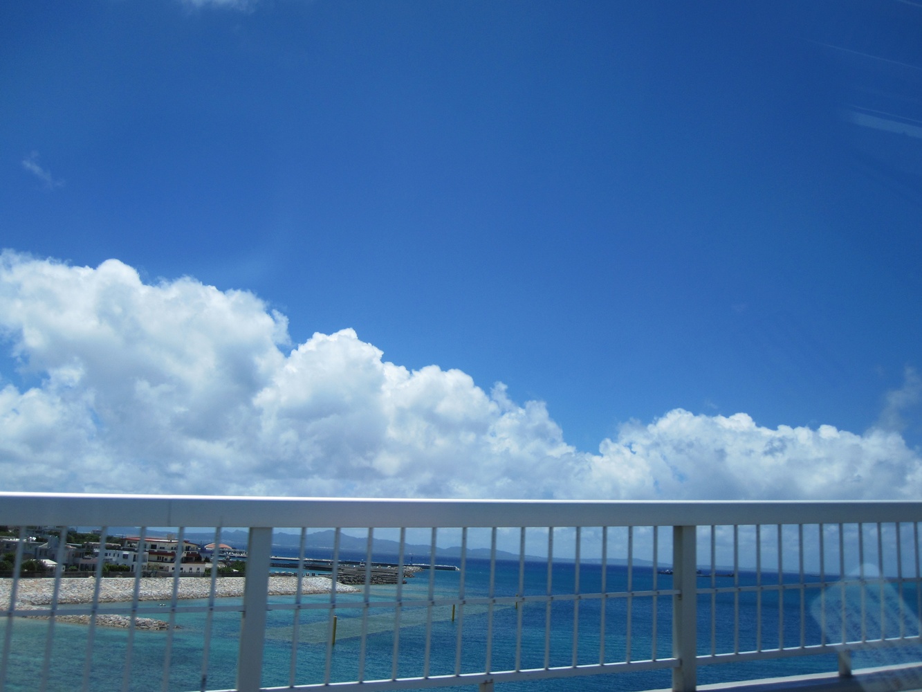 沖縄南部のニライカナイ橋からの風景