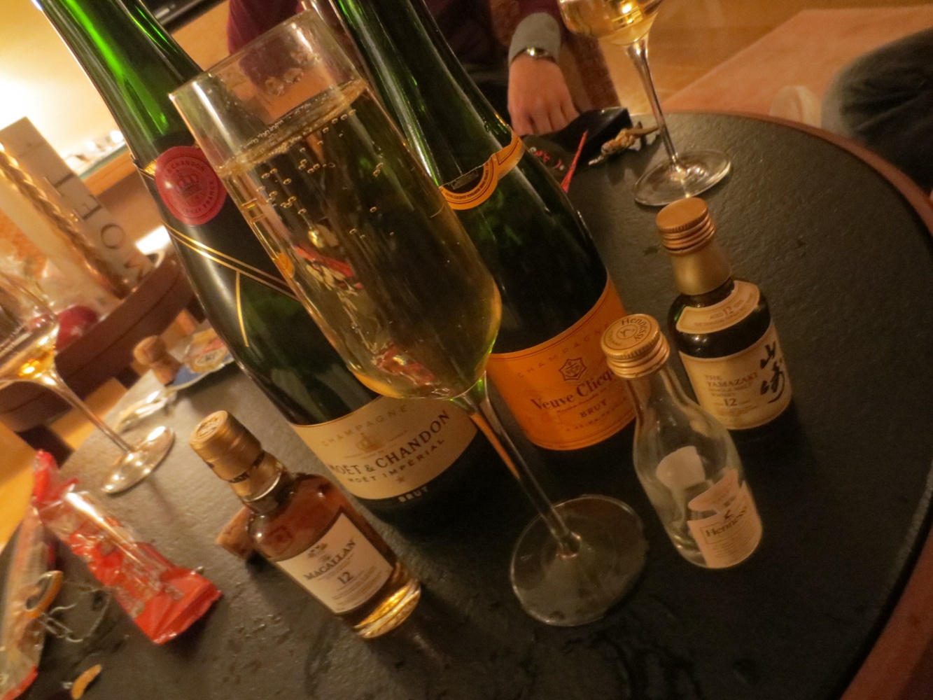 リッツカールトン沖縄のラウンジでお酒をたしなむ写真
