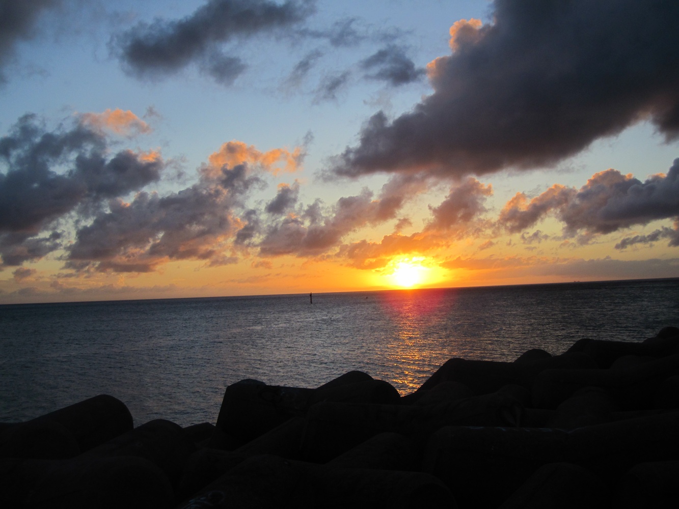 北谷のサンセットビーチで夕陽を眺めている画像