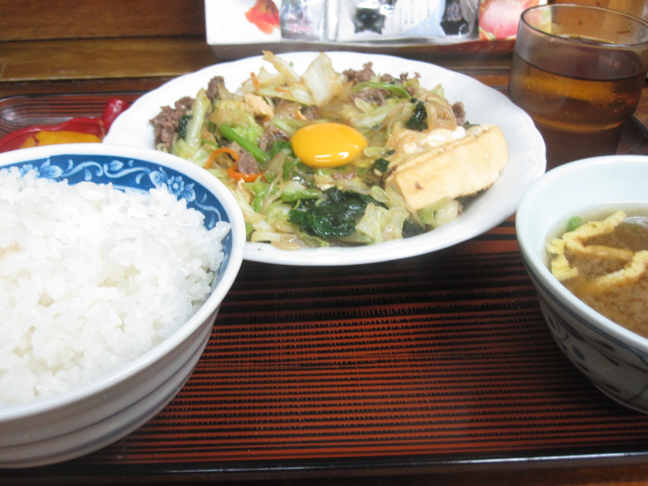 沖縄の那覇、国際通りの近くのすき焼き定食画像